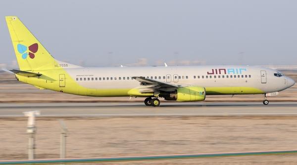 dupa 40 de minute de zbor stewardesele si au dat seama ca o usa era deschisa