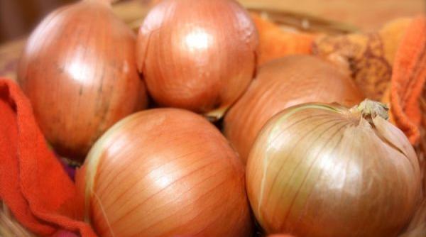 tratamente naturiste ce lucru incredibil se intampla daca pui ceapa in sosete inainte de culcare