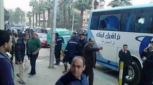 autocar cu turisti atacat in fata unui hotel din cairo