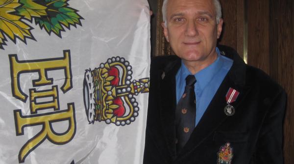 profesorul roman decorat de regina marii britanii