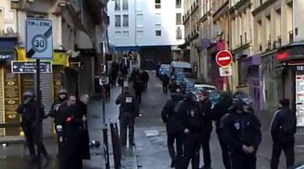 un barbat inarmat cu un cutit si o vesta cu explozibil impuscat mortal in fata unui comisariat de politie din paris