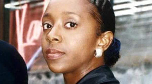 o celebra actrita si copiii sai descoperiti morti in curtea casei lor