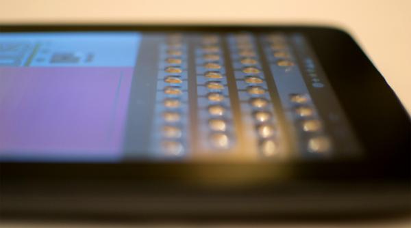 tastatura virtuala care iese in relief