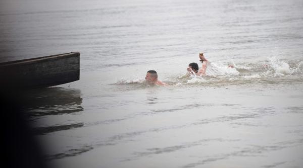 a scos sase ani la rand crucea din borcea de boboteaza