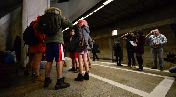 foto no pants subway ride tinerii din bucuresti s au plimbat in lenjerie intima la metrou