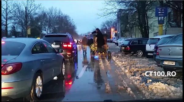 un preot din constanta sfintea masinile din trafic dintr o caruta cu antemergator si girofar video