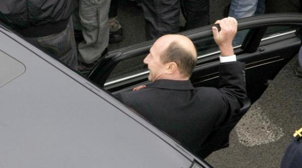 imagini bomba traian basescu surprins in trafic in drum spre elena udrea