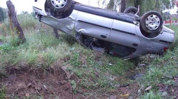 inca un accident cu sofer beat la volan doi tineri raniti dupa ce o masina a intrat intr un podet de beton