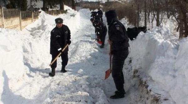 sute de pompieri si jandarmi deszapezesc unitatile de invatamant din ploiesti