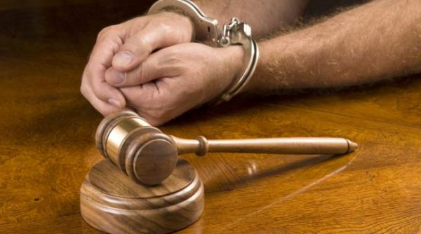 un doctor retinut pentru tentativa de omor i a taiat gatul unui alt medic