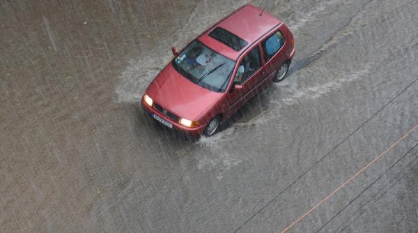 drum judetean inundat in zona localitatii pielesti in urma revarsarii paraului teslui circulatie deviata