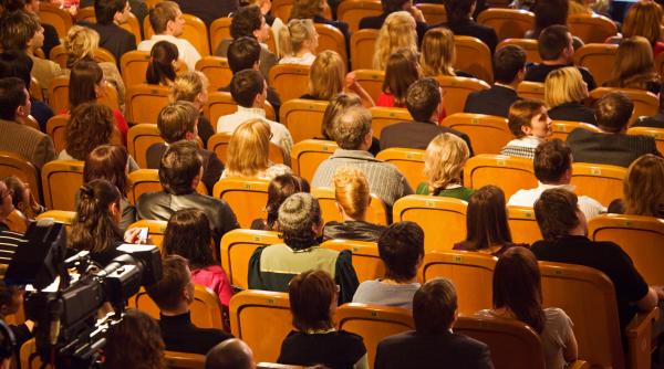 reguli de bune maniere valabile atunci cand mergi la un spectacol