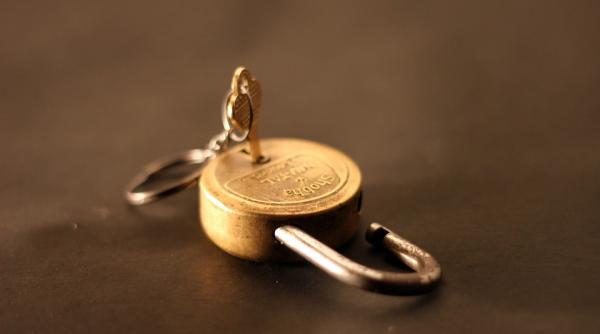 se mai gasesc centuri de castitate si daca pierzi cheia pe cine chemi