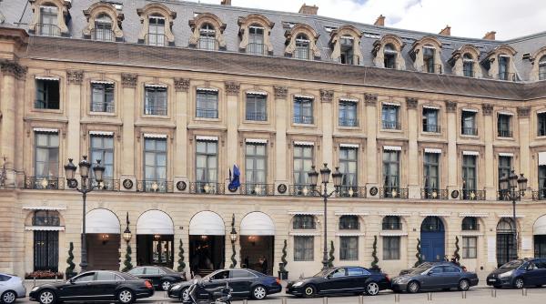 incendiu la celebrul hotel ritz din paris arde ultimul etaj