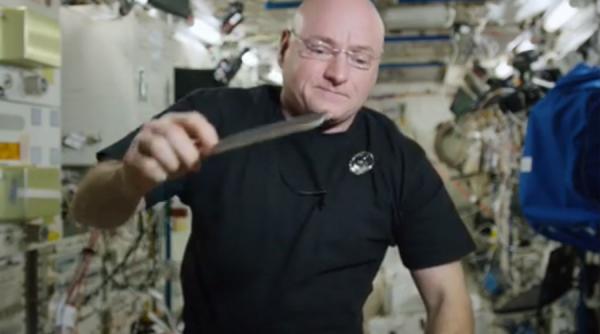 astronautul scott kelly ping pong pe statia spatiala cu o minge de apa