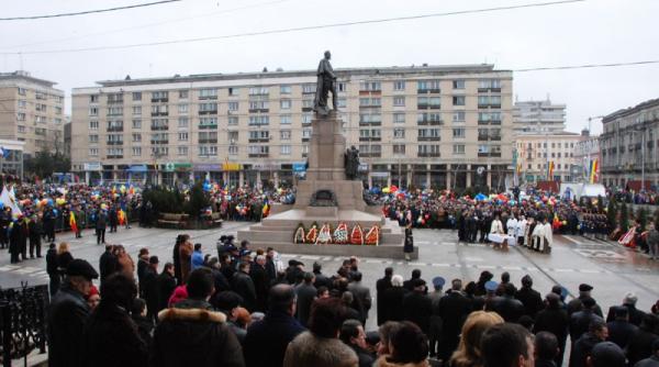 iasi cateva mii de persoane au venit in piata cu doua ore mai devreme pentru a marca ziua unirii