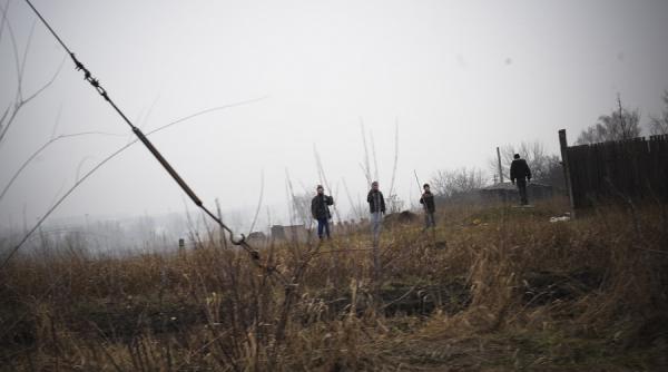 patru cetateni ucraineni dintre care unul avand o arma retinuti de politia de frontiera din maramures