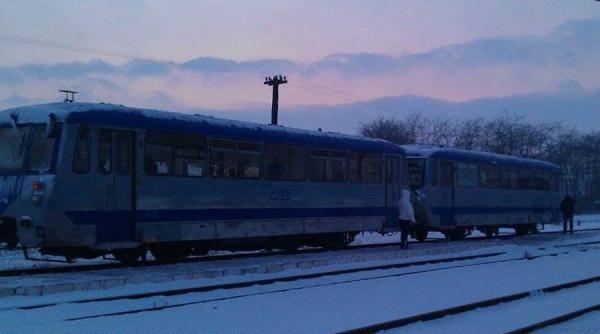 se intampla in romania un tren intepenit din cauza gerului impins de calatori