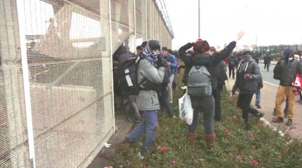 video portul calais inchis dupa ce 50 de migranti au urcat la bordul unui feribot