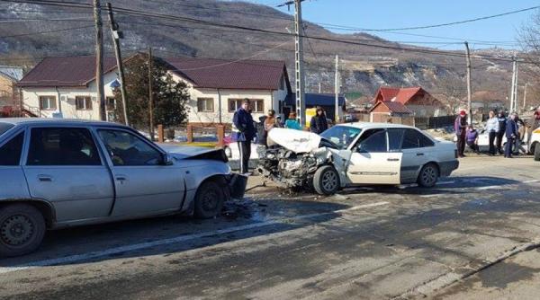 o fetita de 2 ani a murit iar alte patru persoane au fost ranite intr un accident rutier in zarnesti