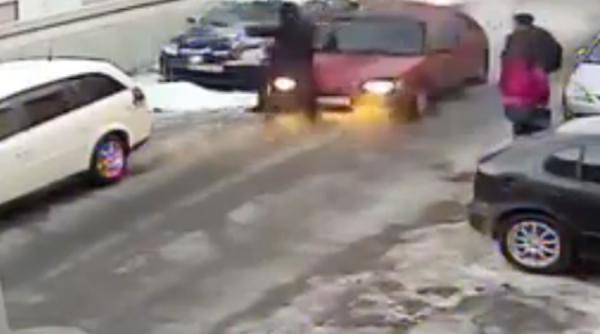 video imagini socante pe o strada din pitesti un tanar a lovit cu masina un barbat cu care a avut o altercatie in trafic