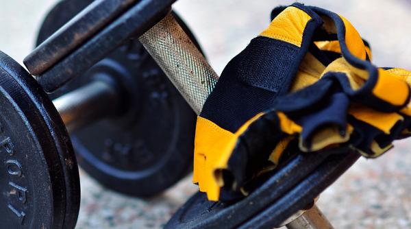 un barbat de 41 de ani a murit inima i s a oprit in timp ce tragea de fiare in sala de forta