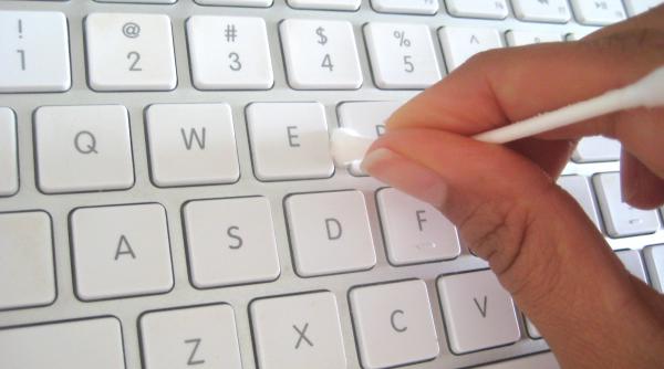 curata tastatura calculatorului in 30 de secunde cu acest truc