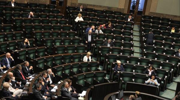 polonia senatul a aprobat un amendament legislativ ce faciliteaza accesul politiei si serviciilor de informatii la date de internet