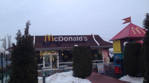 romanul care i a infruntat pe americanii de la mcdonald s la mijloc sunt multi bani