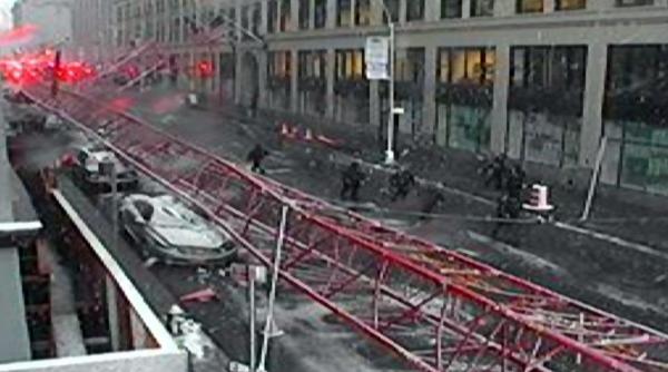 o mersoana a murit iar ale 12 sunt ranite dupa ce o macara s a prabusit la new york