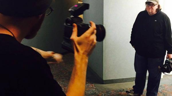 regizorul american michael moore in spital cu pneumonie