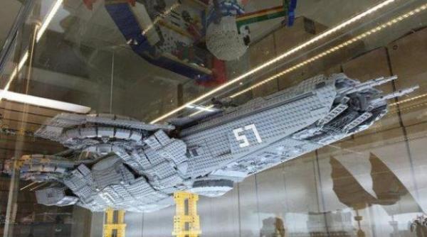 un taiwanez a construit nava helicarrier din the avengers din aproximativ 15 000 de piese lego