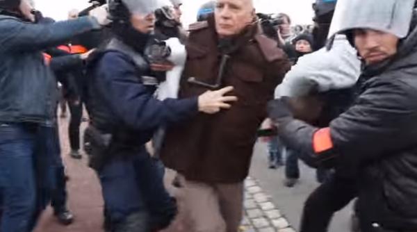 video fostul sef al legiunii straine retinut in timpul demonstratiei organizata de pegida la calais
