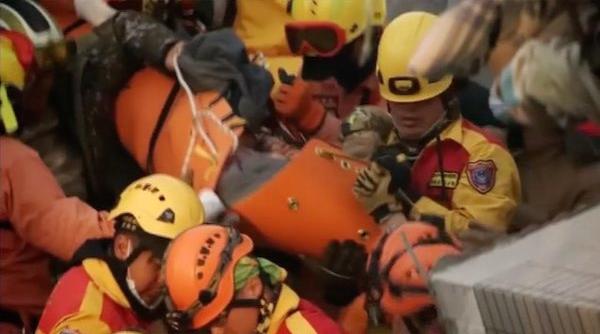 o fetita de 8 ani scoasa de sub daramaturi dupa 60 de ore in taiwan