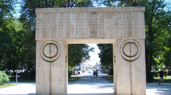 poarta sarutului punct de atractie de ziua indragostitilor