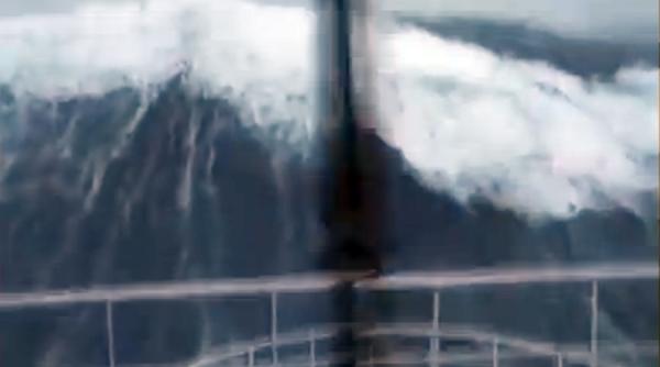 video cum arata valurile de 30 de metri vazute din cabina capitanului