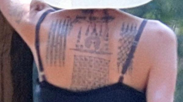 actrita angelina jolie si a afisat in cambodgia cele trei noi tatuaje