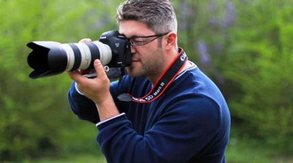 cum a reusit un fotograf roman sa se afirme in italia dupa ce a trait in cutii de carton si ce legatura are cu gimnasta simona amanar