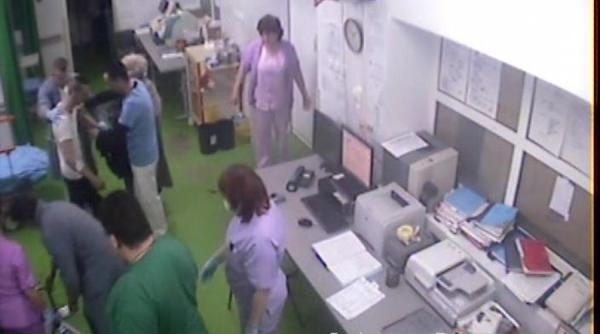 video un tanar drogat a lovit medicii si asistentele din spitalul judetean galati
