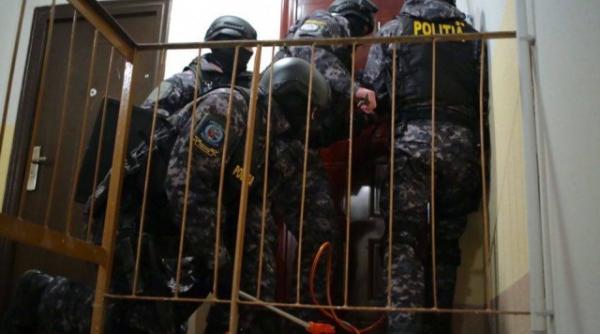 incident grav in timpul unei descinderi un politist de la crima organizata a pus pistolul in piept unui cameraman aflat pe strada