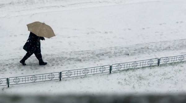 avertizare meteo informare de ploi si vijelii incepand de sambata dimineata in intreaga tara la munte va ninge viscolit