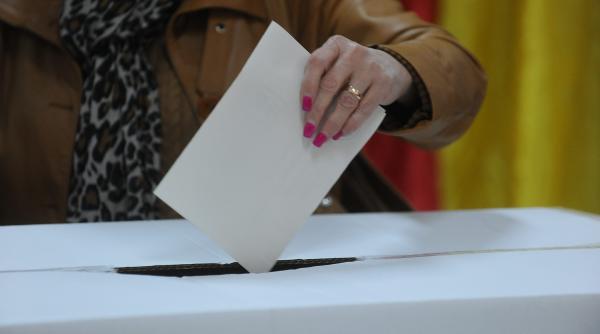 liberalii mai stau doua ture