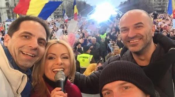 dan negru simona gherghe si dan capatos selfie cu miile de oameni din piata constitutiei