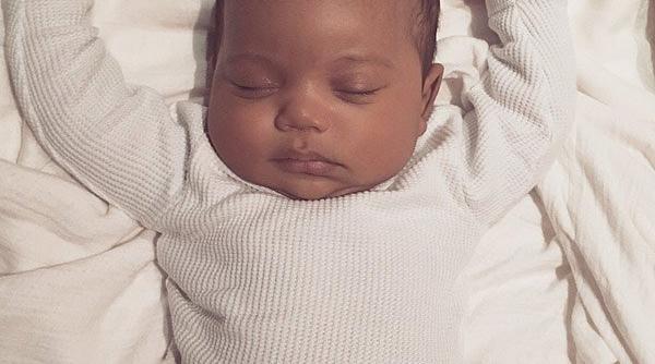 kim kardashian prezinta fotografia micutului saint west