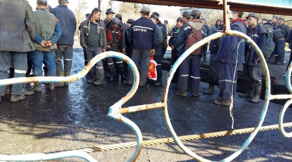 la lonea minerii s au blocat in subteran