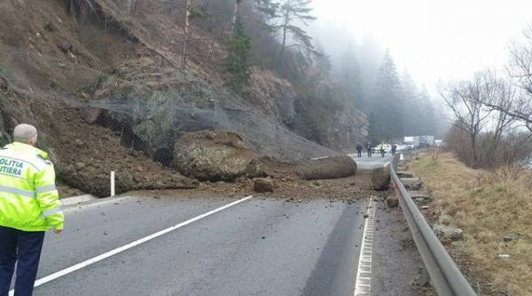 traficul rutier pe dn 15 in defileul toplita deda inchis din nou dupa ce pirotehnistii au dinamitat o stanca