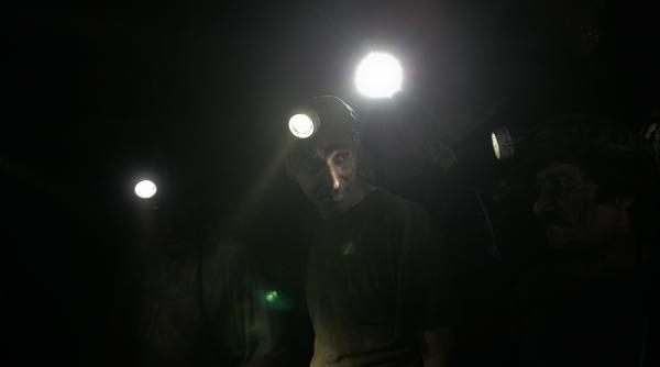 hunedoara peste 430 de mineri continua sa fie blocati in subteran sindicalistii cer implicarea guvernului