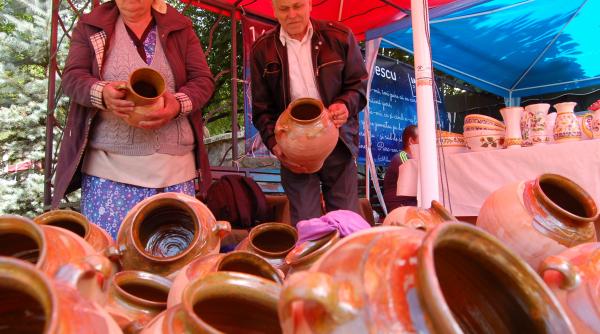 omul care a ridicat zece case din oale de lut