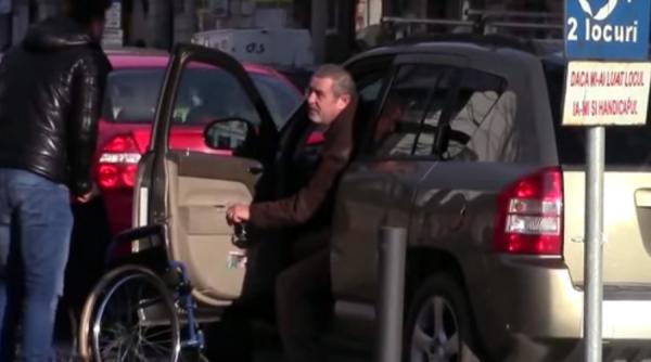 un actor de comedie clujean a testat reactia soferilor care parcheaza masina pe locurile destinate persoanelor cu dizabilitati
