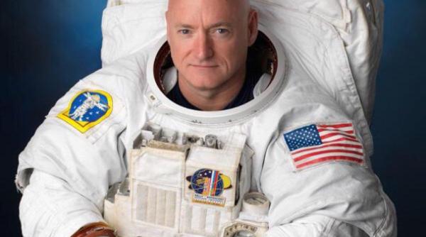 dupa 340 de zile in spatiu astronautul american scott kelly este nerabdator sa faca o baie in piscina